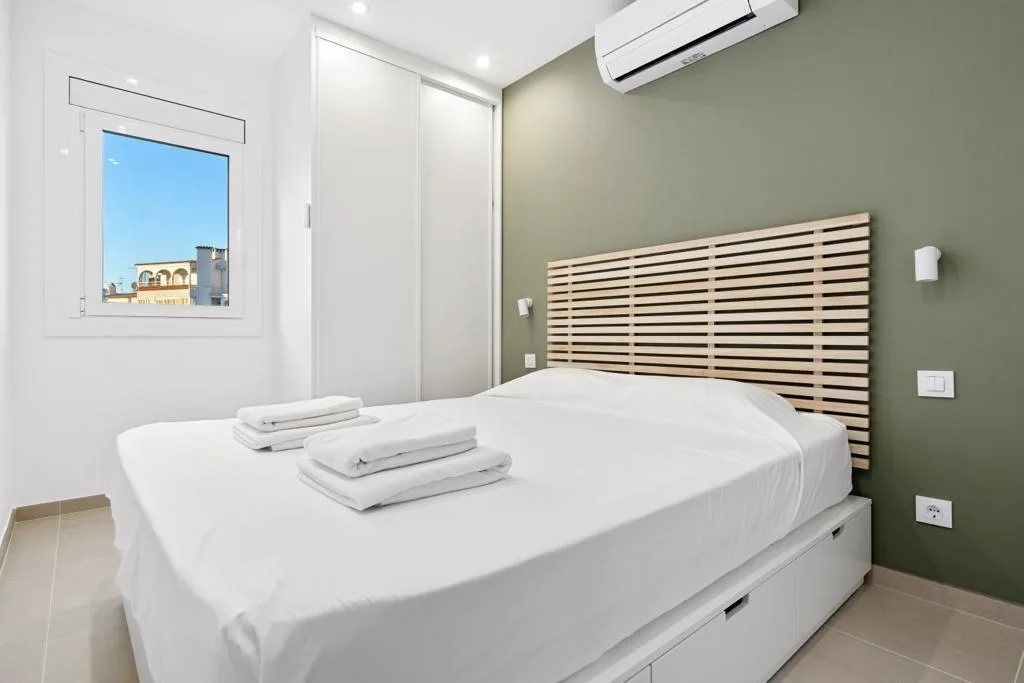 Reformas integrales Girona: Dormitorio reformado por Akomega House